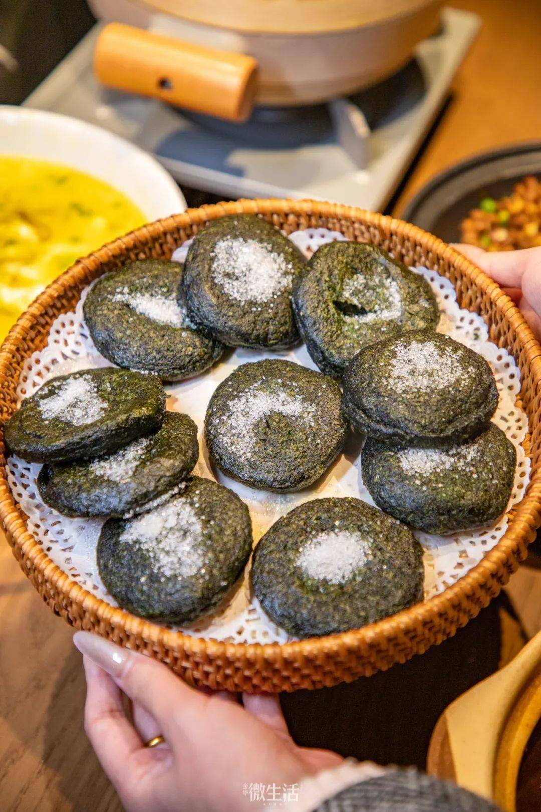 对于湖南人来说春天里的一块蒿子粑粑是他们记忆中儿时的美食是攥