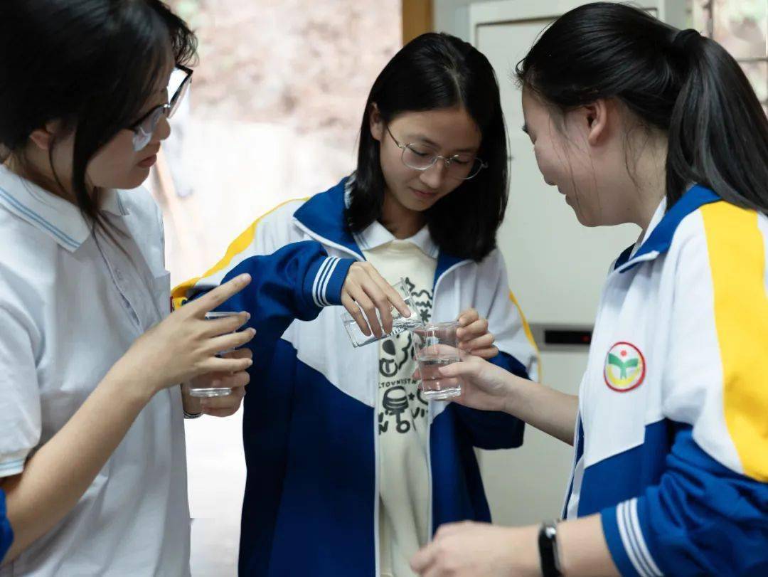 的艾滋病防治知识干货来到新会陈瑞祺中学区疾控中心"青春艾无影"宣传