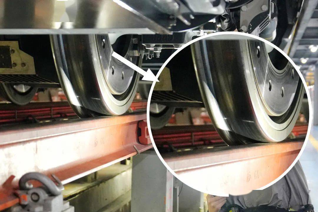 相当于火车的"油门"用来控制火车速度而是有调速手柄没有方向盘火车