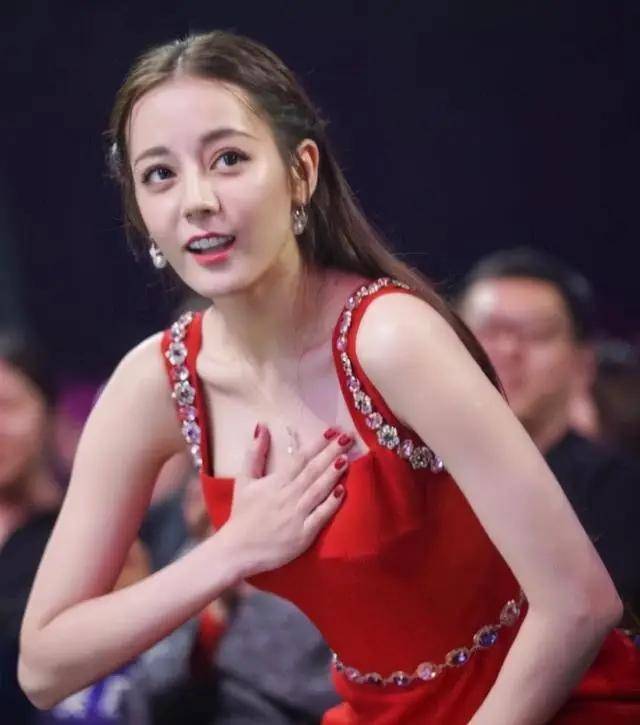 迪丽热巴走哪捂哪是装高冷吗看到日常生活大家就理解了