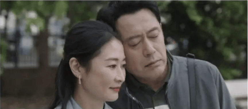 夫妻俩从民政局走出来各奔东西那场戏,刘钧突然一个转身,又搂住妻子