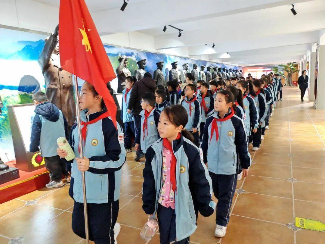 和善丨学生活动祭英烈传精神塘外小学开展清明祭扫活动