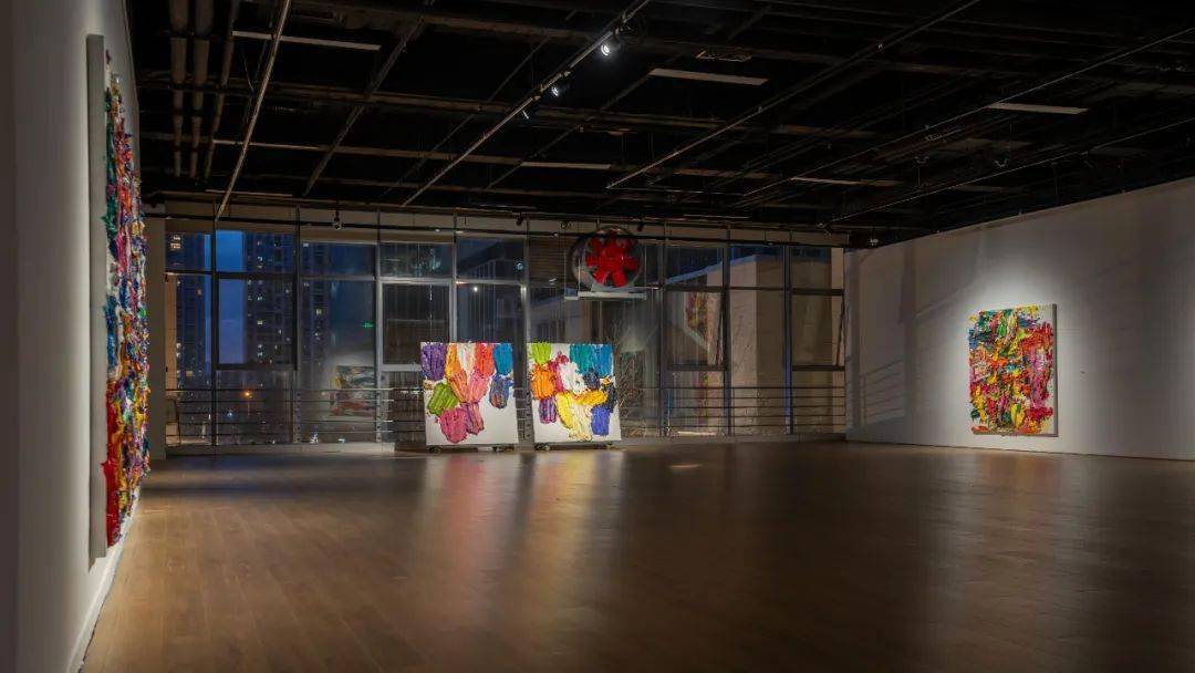 西山的风朱金石的厚绘画与宣纸装置作品亮相壹美美术馆