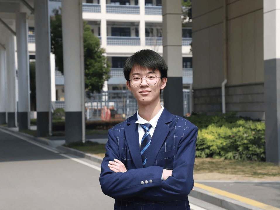 高三(8)班 黄承旭高三(3)班 黄可雨高三(2)班 胡艳红高三(2)班 高禹