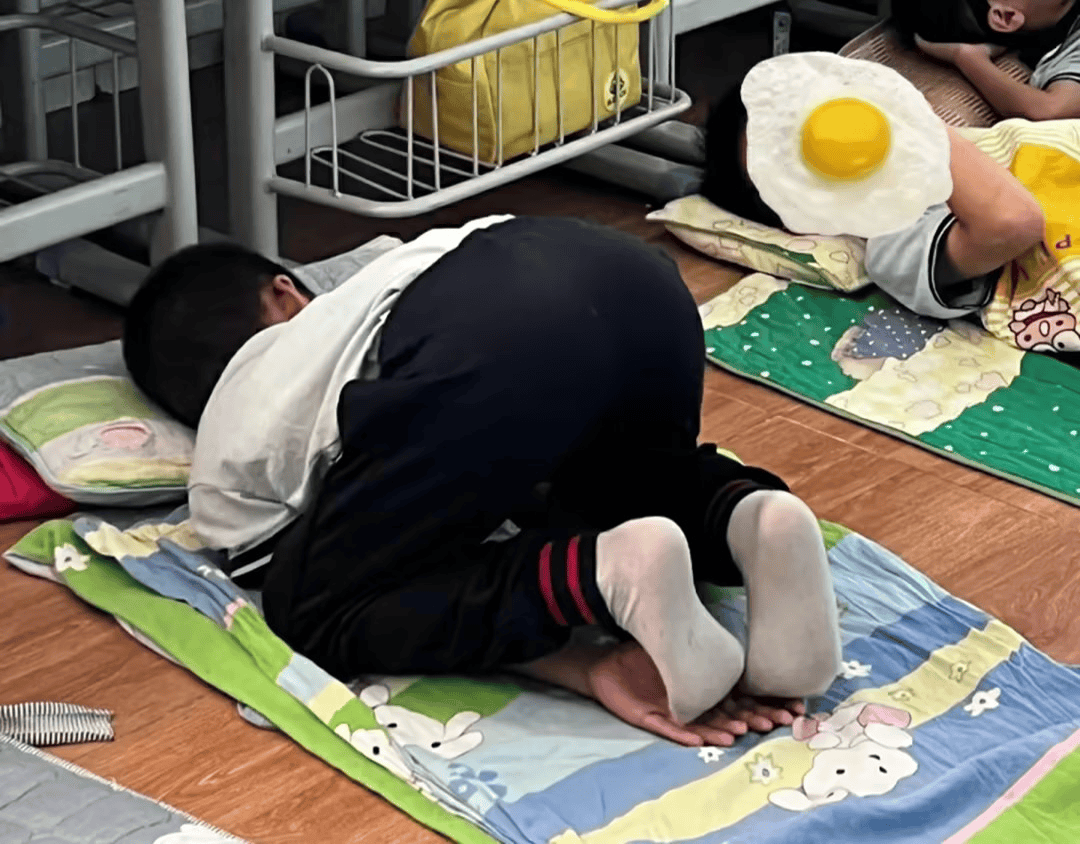 (素材来源:小红书@katrina)再比如@潞潞 家娃上完网课放飞自我,放着好