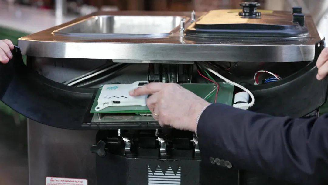 用户只需要将该组件安装在泰勒冰淇淋机中,就可以在机器出现问题时收