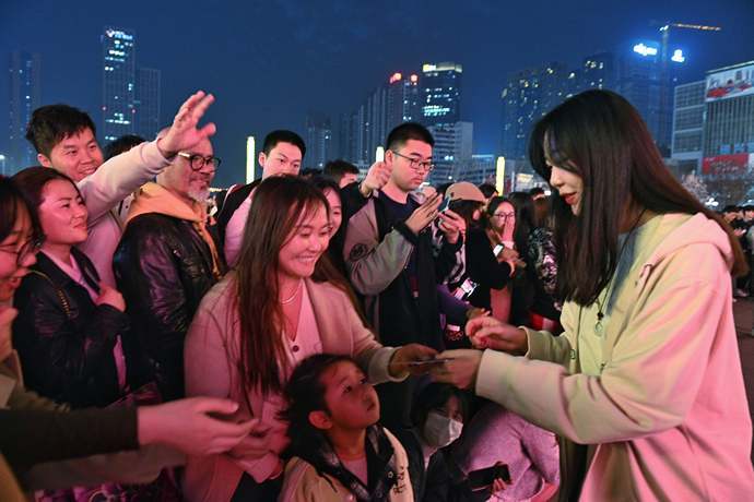 人气爆满郑州二七塔上演冬去春来玉兰花开主题快闪