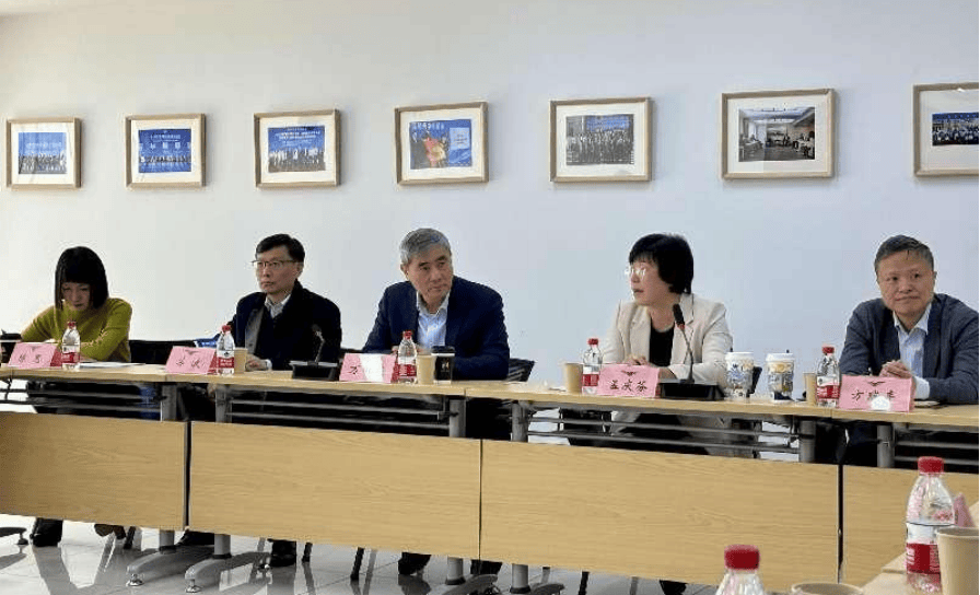 孟庆芬主任向万向东局长一行表示热烈欢迎.