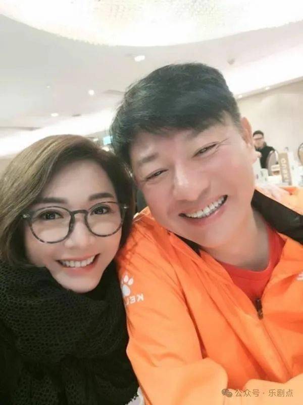 63岁过气港星宴会捞金满脸笑超配合出道当男一疑得罪人被雪藏