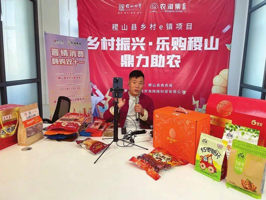 式""高层长舍"的鸡舍干净明亮,长约100米,总高5层的h型鸡笼依次排开