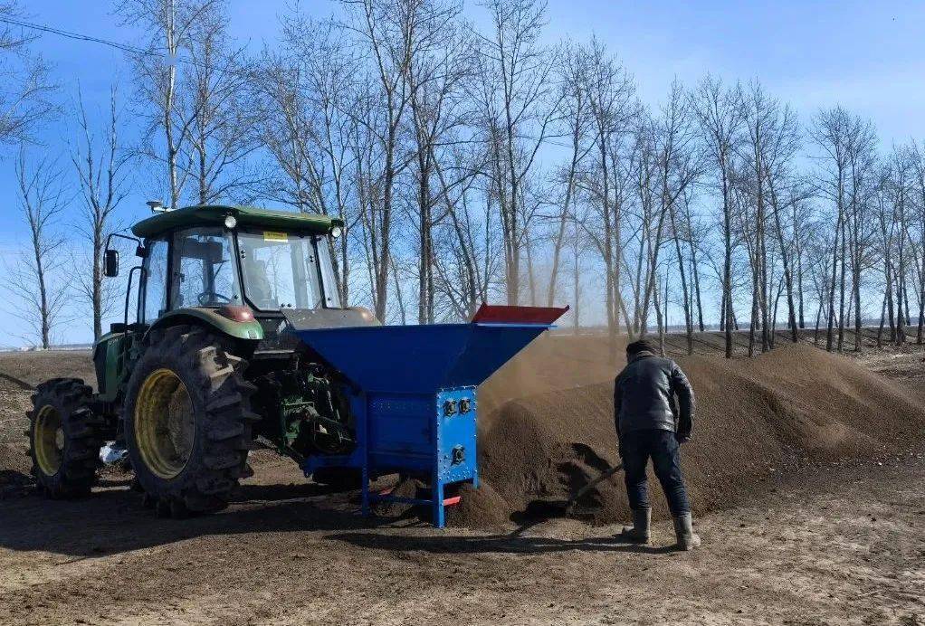 【春耕进行时】第九管理区筛土促春耕 抢抓农时赢主动
