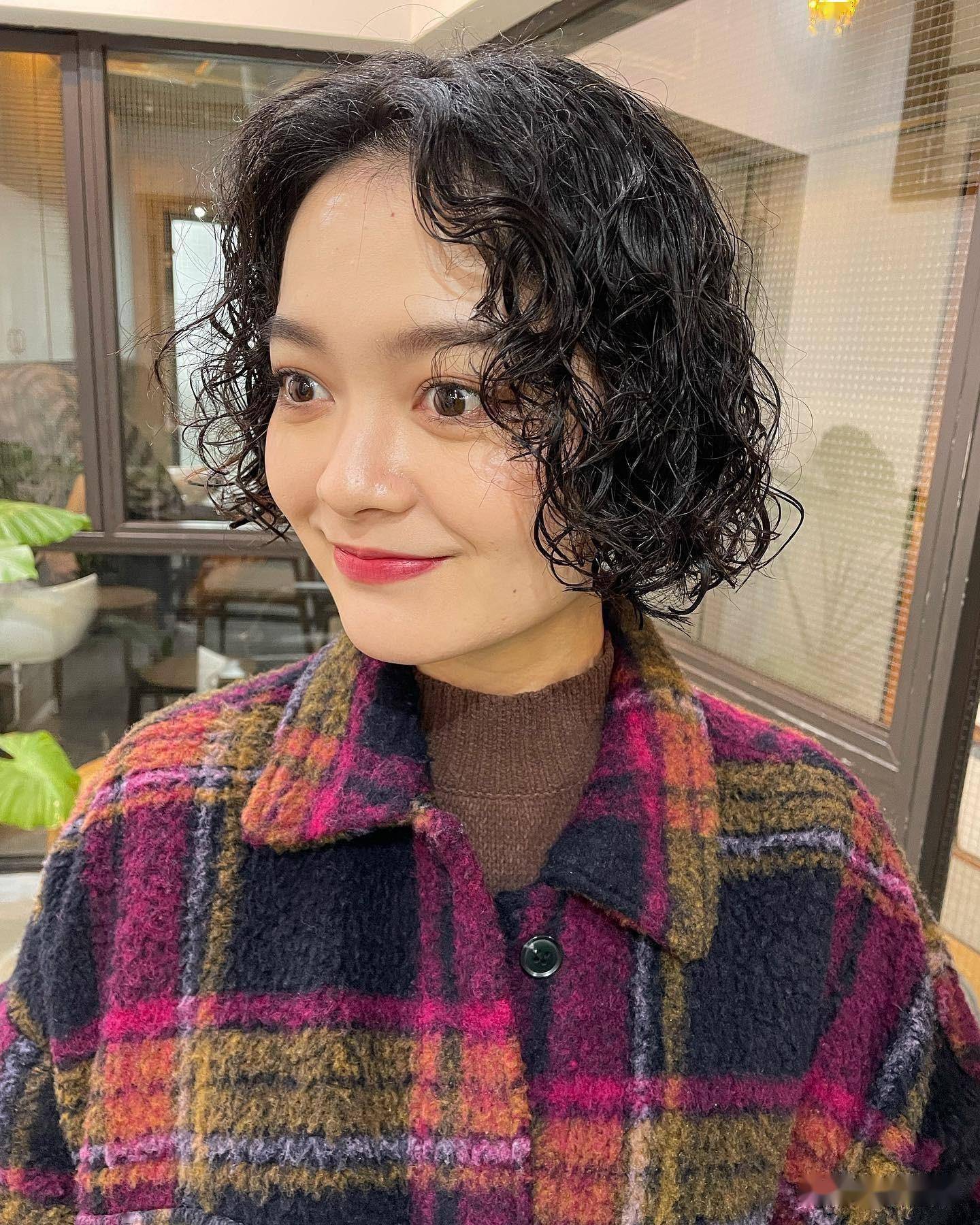 大脸盘烫什么头发好看一点(大脸盘烫什么头发好看一点女)