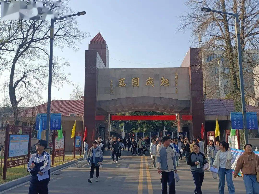 图为桐城中学考点.