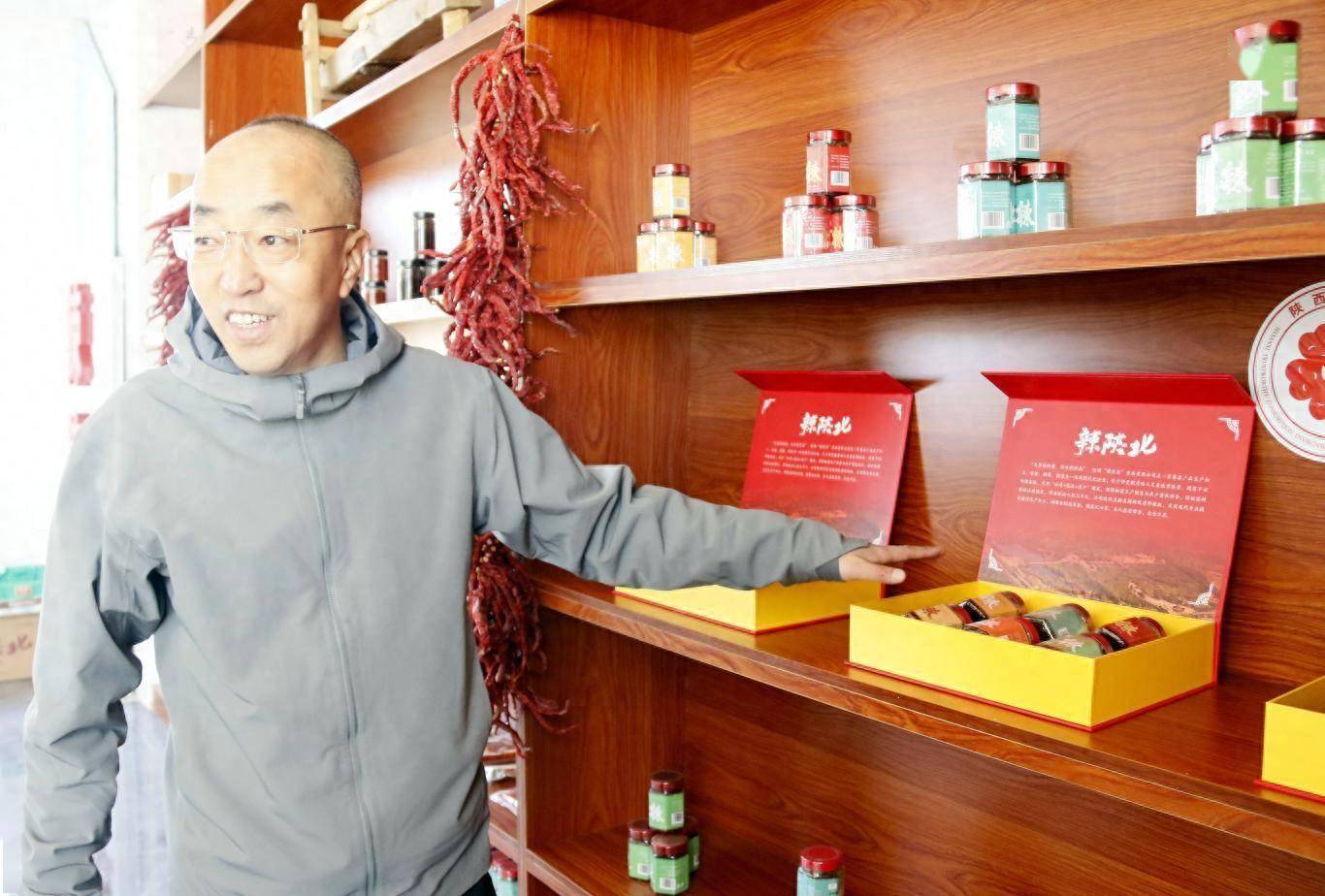 3月19日,在陕西辣陕北食品有限责任公司产品展厅内,公司负责人延军向