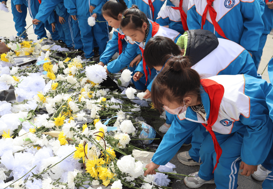 小学生祭扫烈士墓图片图片