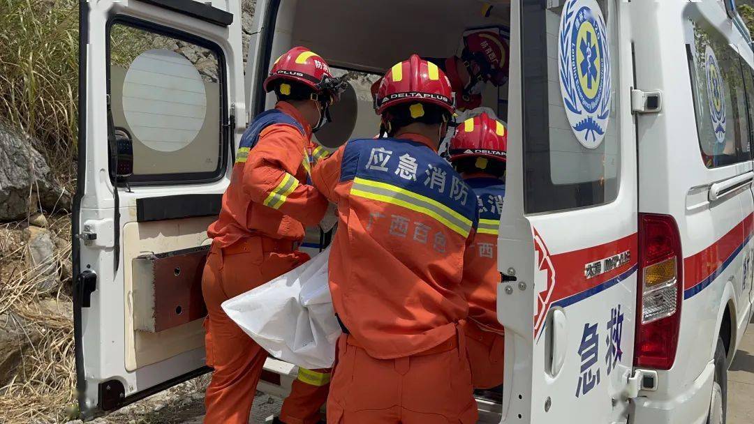 广西隆林一中巴车侧翻已致2人遇难11人受伤