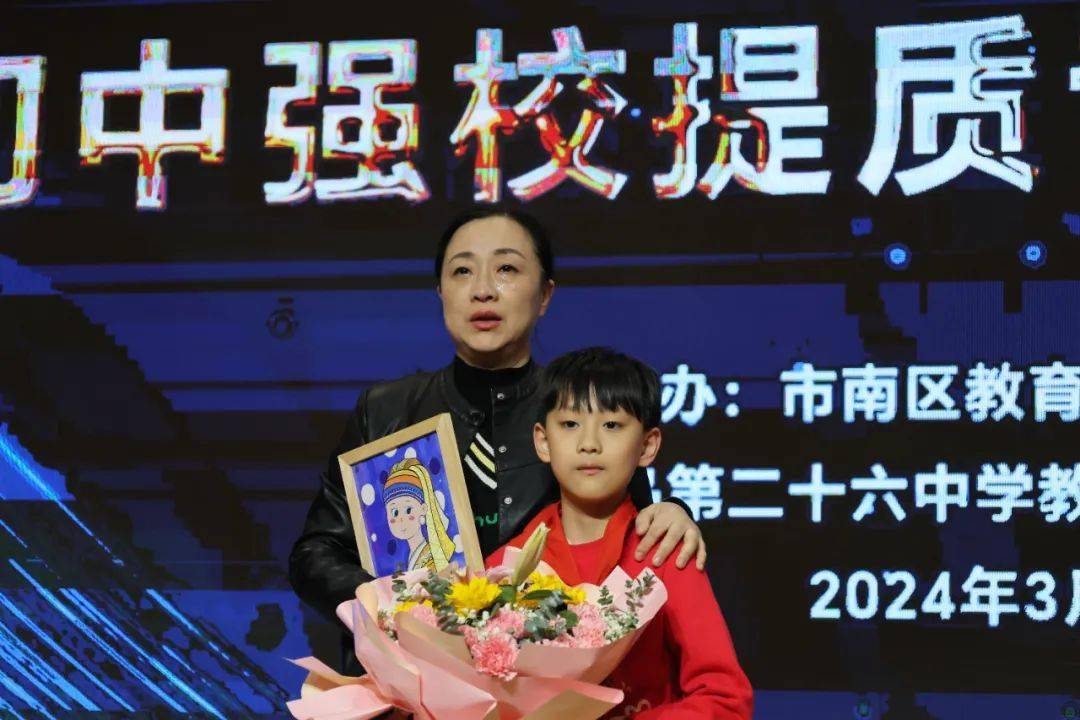 青岛莱芜一路小学的三年级学生林诗轩,除了献花,还给自己的老师妈妈