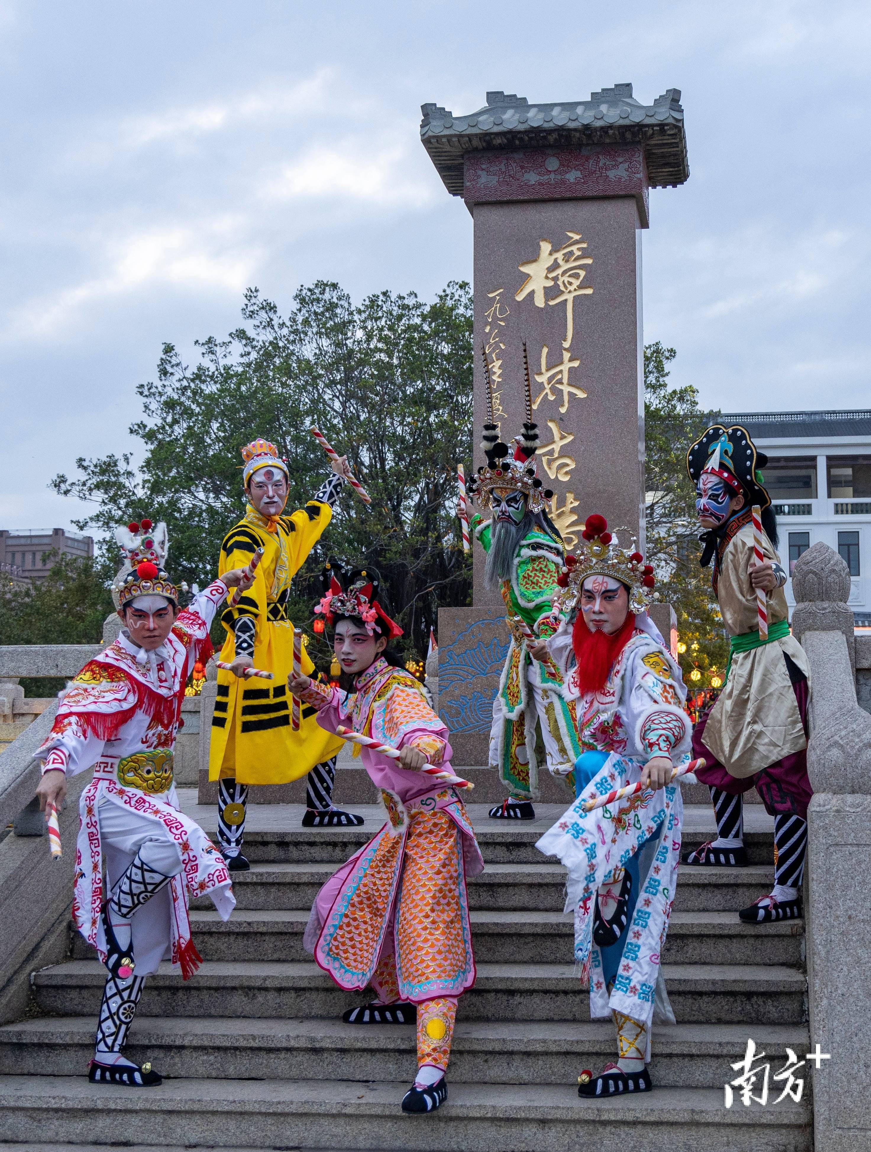 西门蜈蚣舞光彩夺目,建阳麒麟舞气贯长虹,陈厝洲双咬鹅舞憨态可掬,观