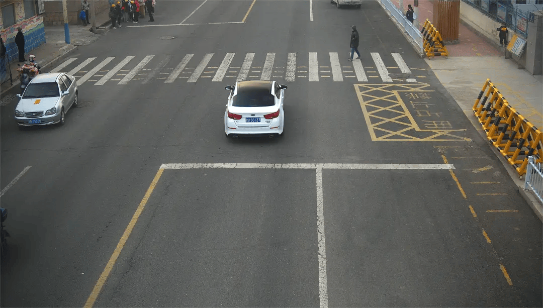 车牌号:鲁usg137违法行为:机动车斑马线不礼让行人违法时间:2024年3月