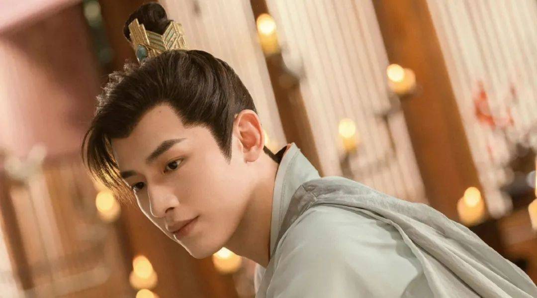 同样搭档赵丽颖林更新演的神君行止辛云来演的将军墨方何与演的仙君拂