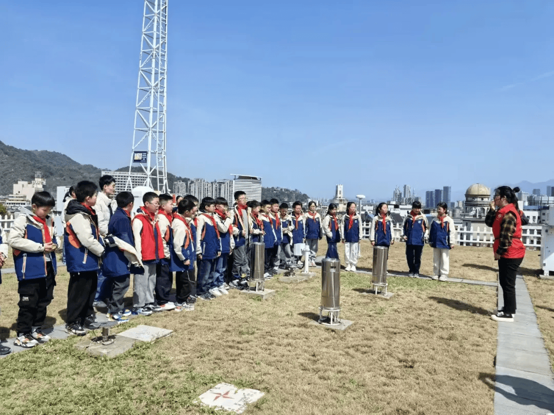 103月22日,建德市气象局在新安江第一小学开展了"气候行动最前线"为