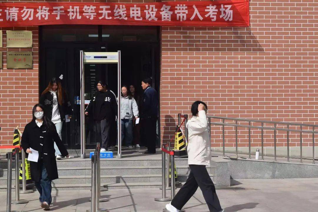 考场_考生_安检