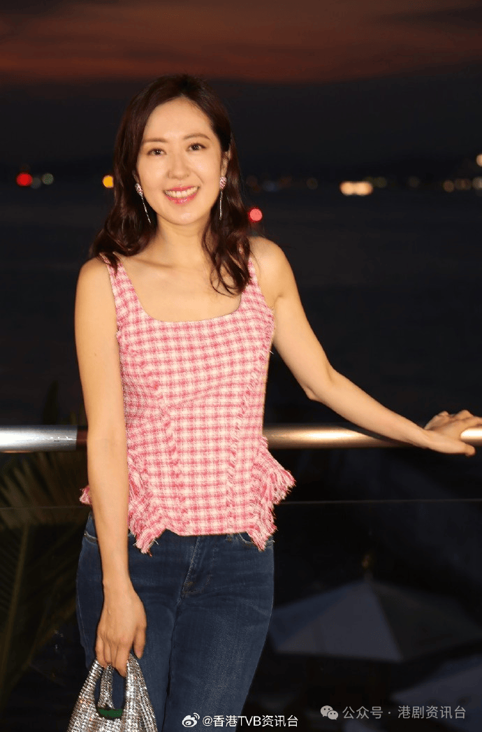 星级兄弟姊妹团曝光冯盈盈低胸上阵与旧爱同场麦大力撑拐杖现身