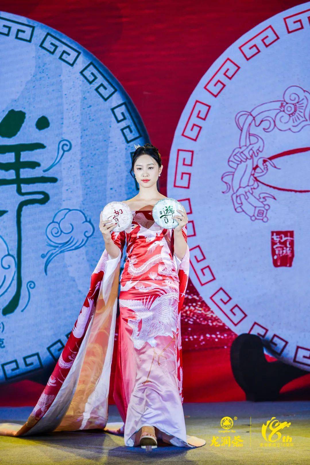 热茶直接从壶中倒出可能温度过高,不便立即入口.