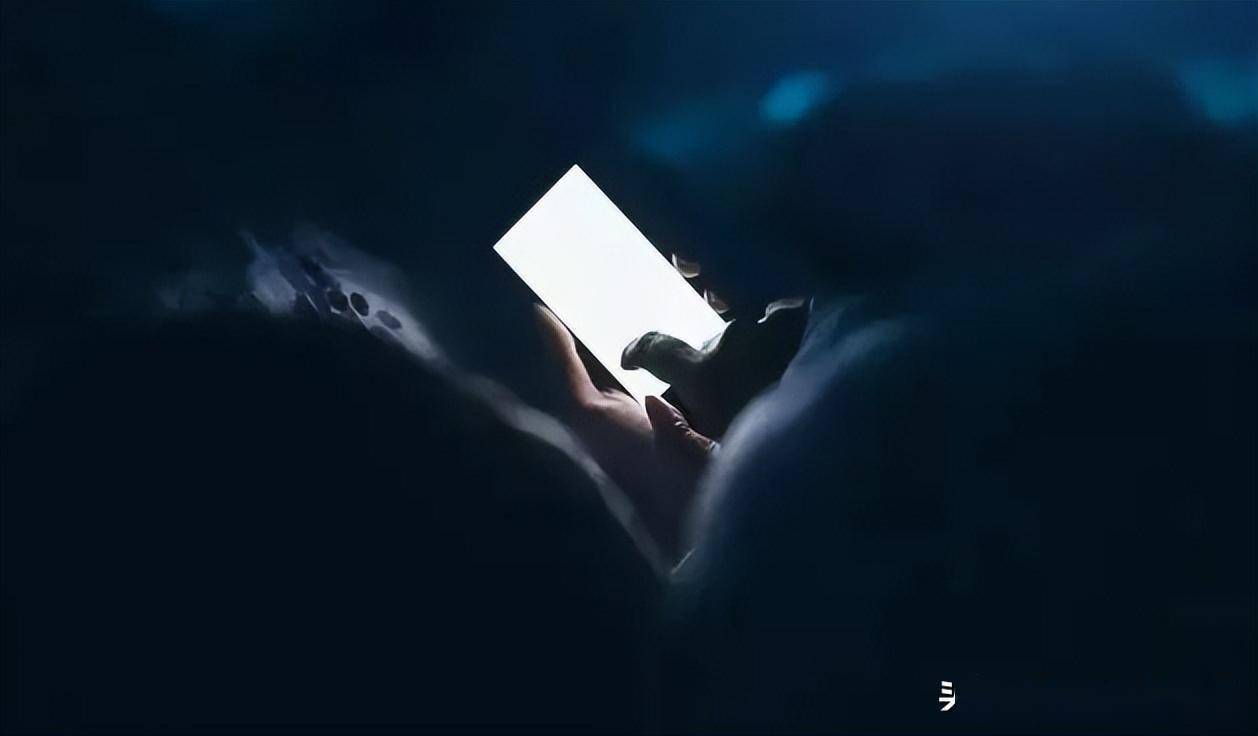 总喜欢在睡前玩手机的人不用多久就可能会落下4个毛病