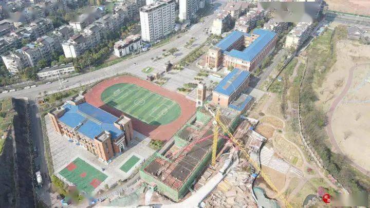 3月21日,小微在南充涪江路小学清泉校区改扩建项目施工现场看到,位于