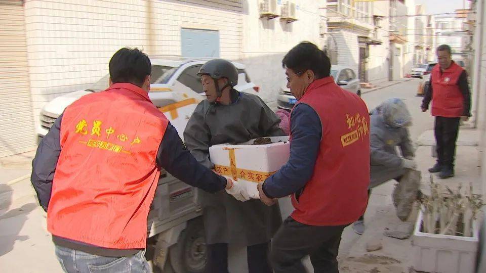 日前,在胜利路社区,记者看到,社区的工作人员在居民的配合下,正在对