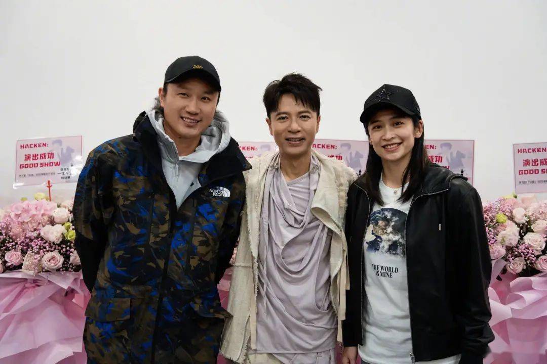 从照片可以看到,王琳在后台与李克勤合影留念,脸上洋溢着甜美的笑容