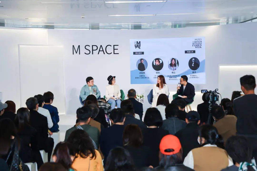 love上海时尚编辑部全程聚焦2024秋冬上海时装周