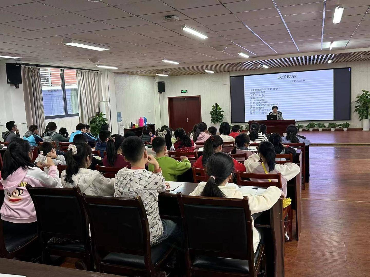 受翟永明邀请女诗人蓝蓝来到成都教孩子们写一首关于玩具的诗