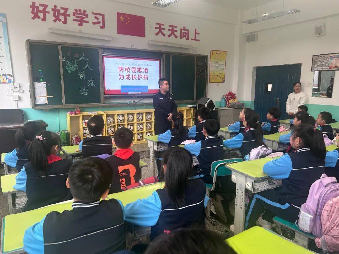 开学第一课普法进校园与法相伴共护成长珲春公安开展送法进校园系列
