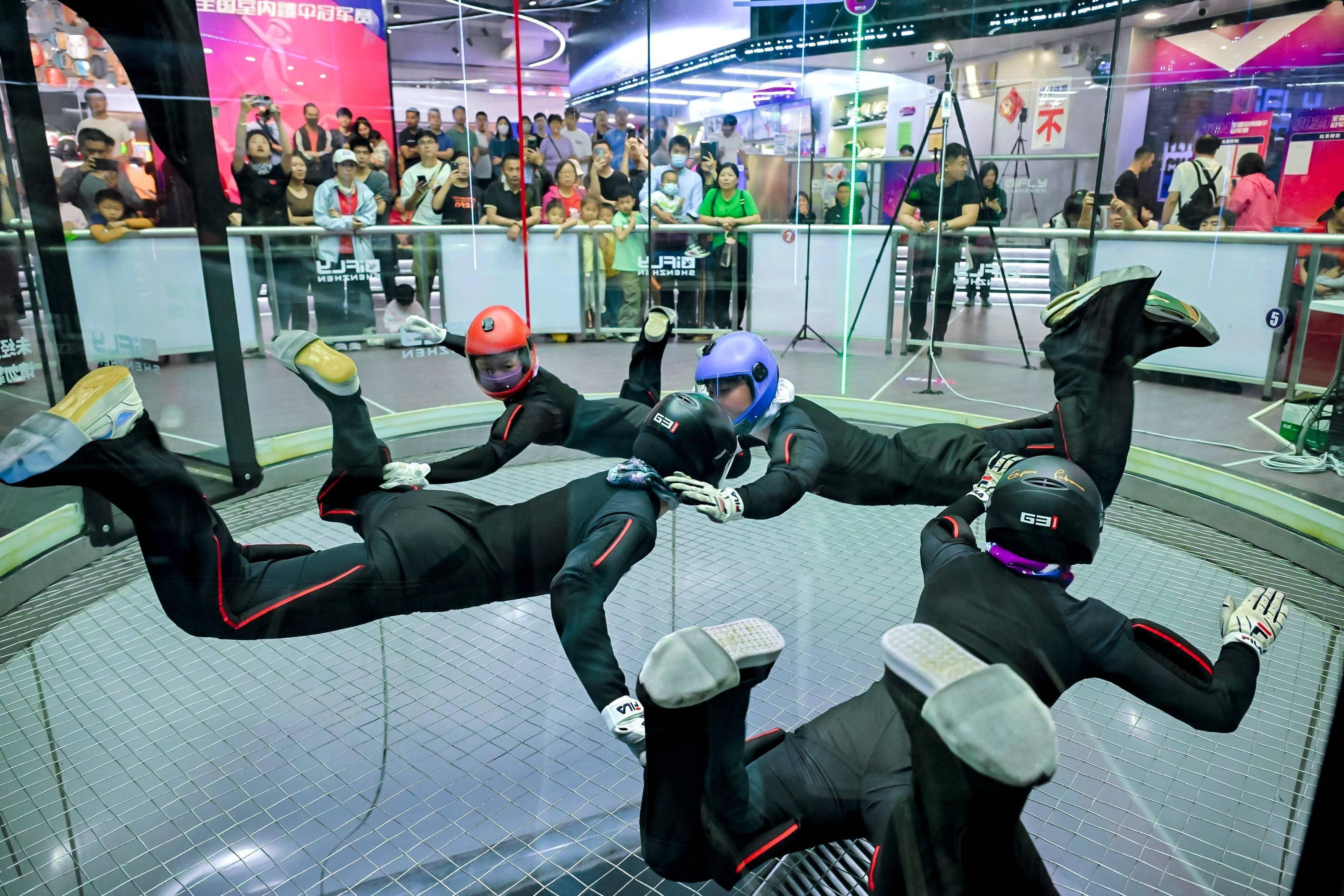 世界冠军深圳起飞2024年全国室内跳伞冠军赛开幕