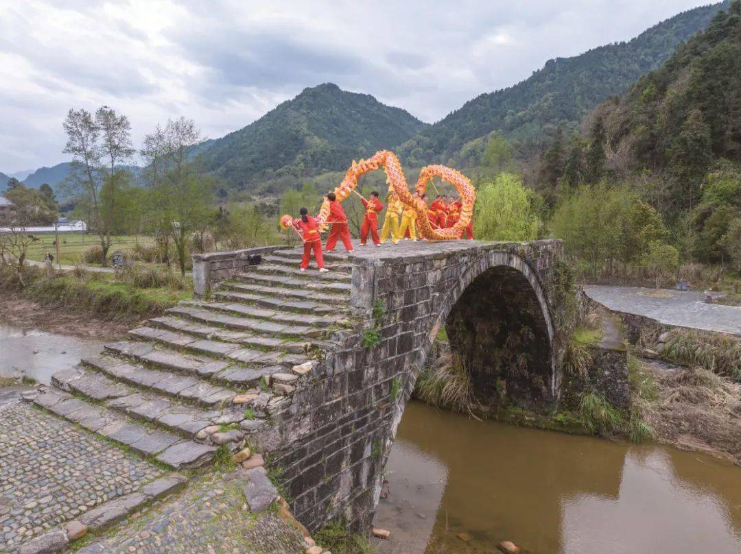 永新县巾帼志愿者协会开展追寻红色记忆舞动中国梦的灵魂舞龙活动