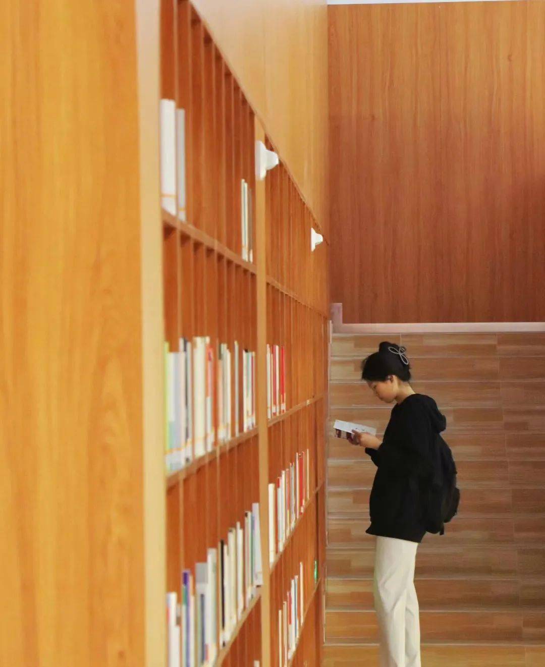 图书馆,自习室,走廊上,他们脚步匆匆带着风,唯有勤奋者能攀.