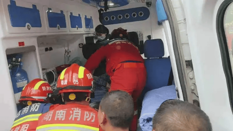 益阳遭遇冰雹大风天气有房屋倒塌一老人被救后抢救无效死亡