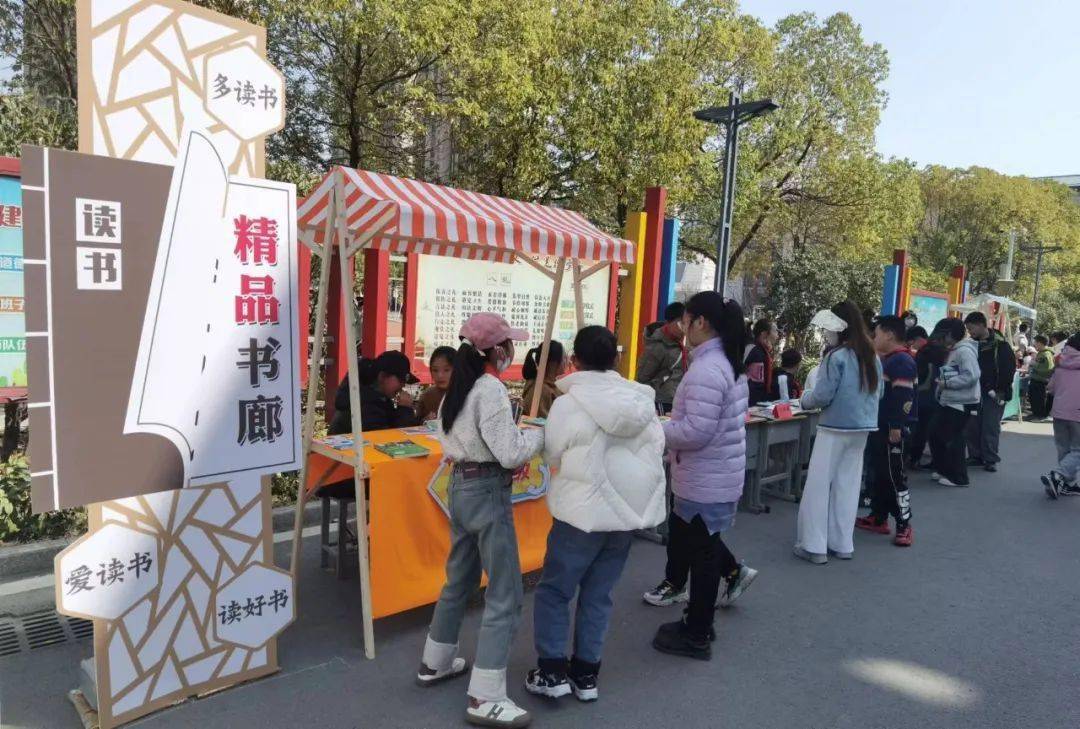 各年级各班的摊位沿着操场外圈和篮球场依次摆开,一个个别出心裁的