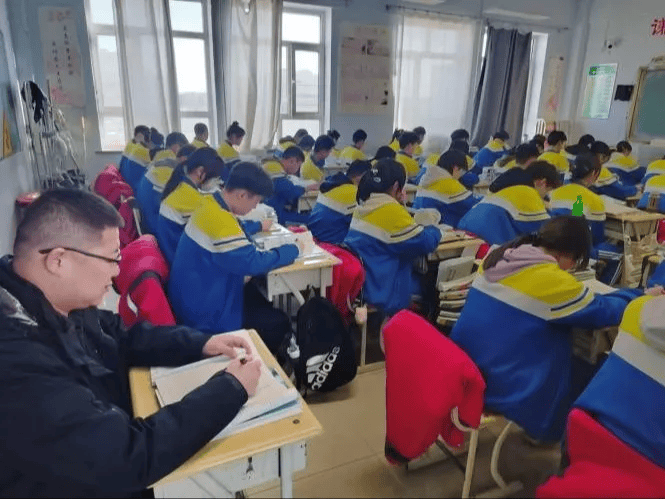 包保领导认真贯彻落实《集贤四中领导推门课制度》,主动深入课堂,关注