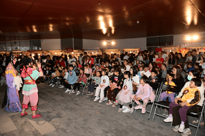 非遗文化粤剧特色学校摊位粤剧体验堂粤剧文创展这个特色集市开锣