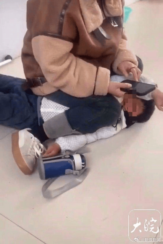 幼儿园老师打孩子头并踩脸最新通报情况属实开除