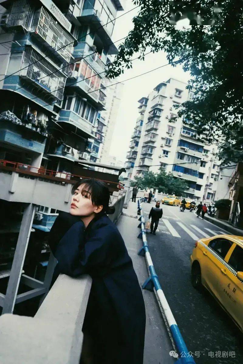 马思纯城市扫街青春有活力 短发扎起笑容明媚阳光_照片_水果摊_来源