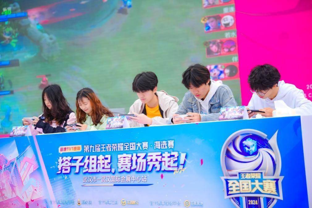 们在现场还欣赏到了丰富多样的赛事活动,包括"first game"棒球联赛,有