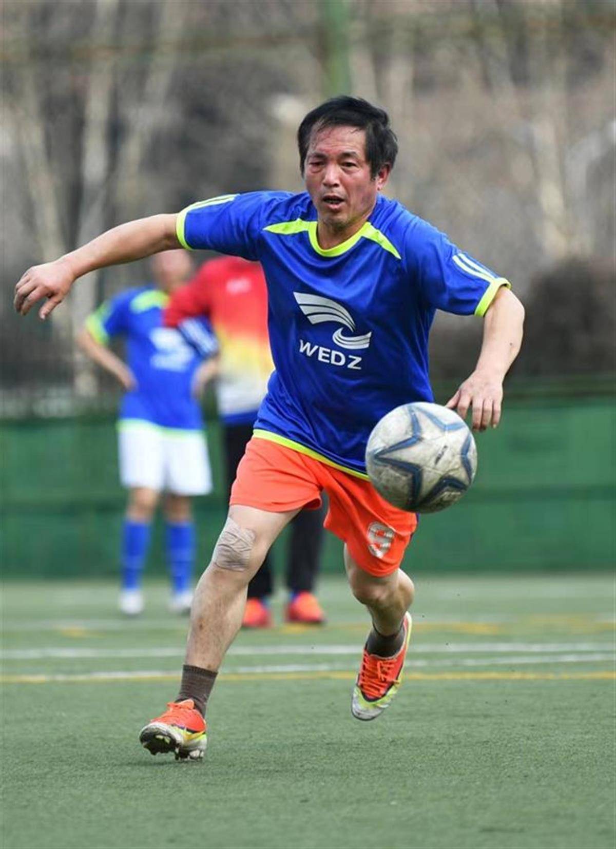 放下画笔踢起球2024艺术家足球超级杯赛29日在汉开赛