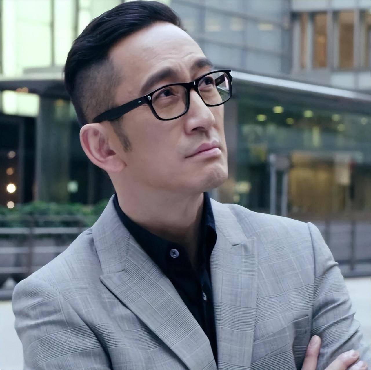 直播首秀惨淡收场知名港星吴启华被批滤镜太重销售额不忍直视