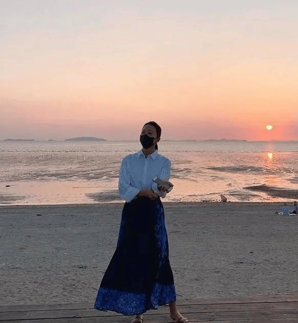 54岁金喜爱凭24岁肌龄登上热搜雪白美肌离不开独家的小秘诀