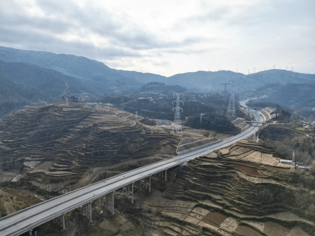 四川交通重大进展乐西高速大凉山2号隧道右洞顺利贯通