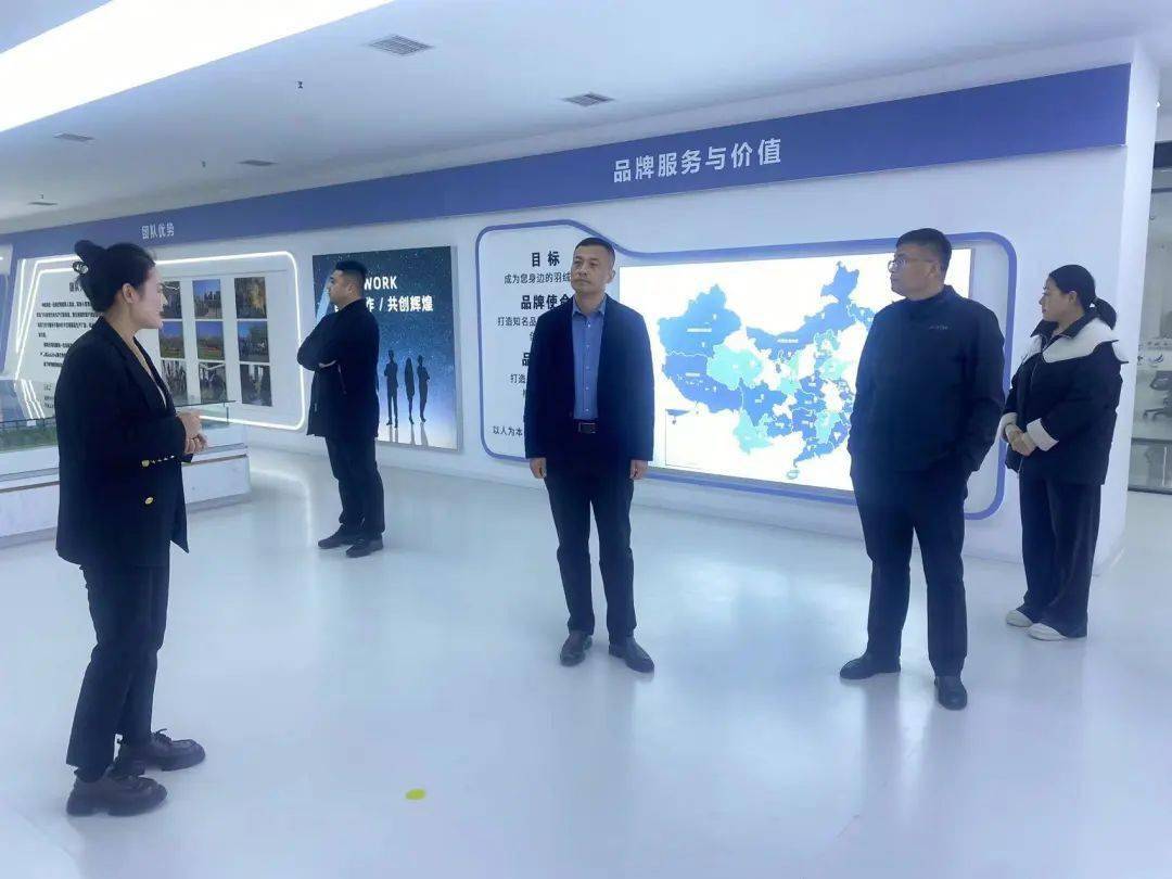 县人大常委会副主任张保省带队考察学习展厅设计指导县